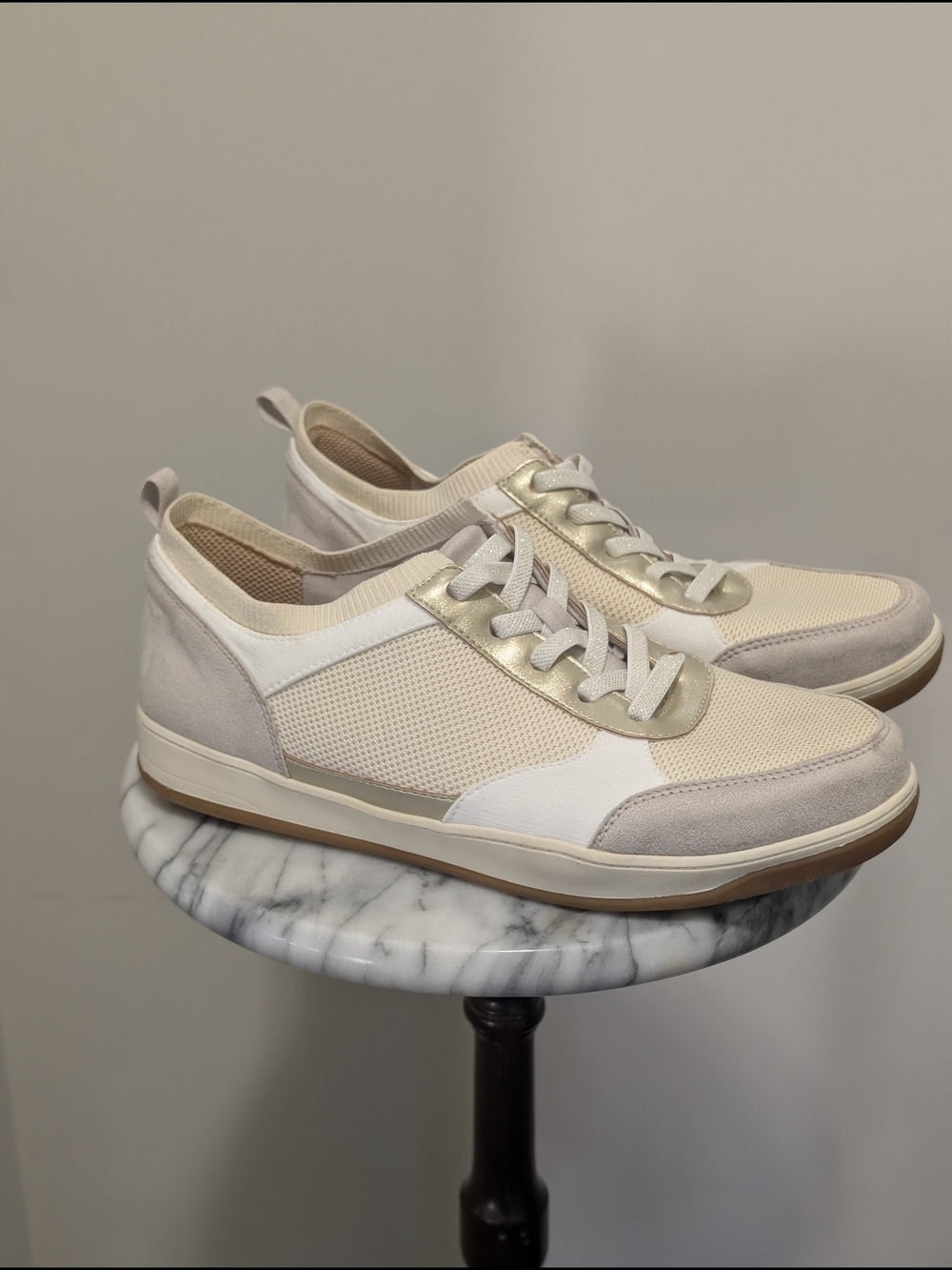 Sneaker - Picture 1 of 5